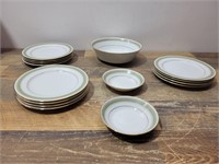 17 Pieces of Tisdale Dishes 12 Plates, 3 Bowls