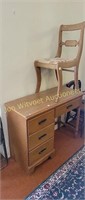 Knee whole desk and chair