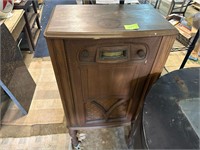 **OLD RADIO IN CABINET