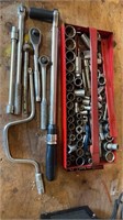 TORQUE WRENCH AND SOCKET SET