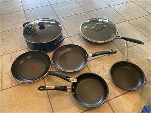 6 pots and pans/ 2 lids
