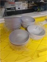 Lot of gray plastic bowls