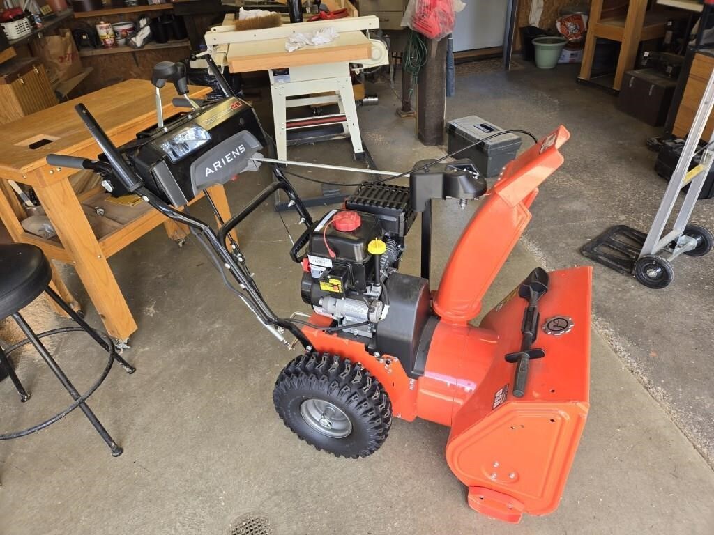 ARIENS Snowblower - Compact 20 , runs & works