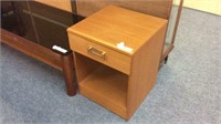 MID CENTURY NIGHT STAND WITH DRAWER