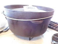 Cast iron 3 legged stewing pot with bail handle