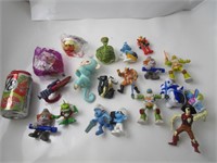 Plusieurs figurines en plastique