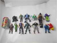 13 figurines en plastique