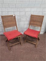 2 Folding oak wood chairs