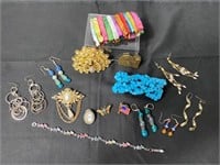 Costume Jewelry Lot. Brooches   earrings