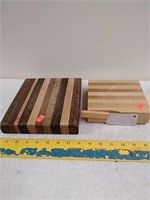 2 wood cutting boards