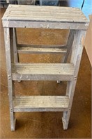 Small Step Stool ( NO SHIPPING)