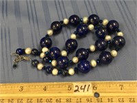 Lapis and baroque pearl necklace         (a 7)