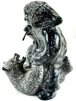 Sculpture INUIT signé 7¾" haut, Combat avec l'ours