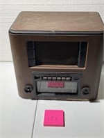 VINTAGE RCA  WOODEN TABLE TOP RADIO