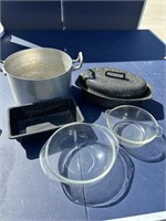 Mixed kitchenware . Pyrex glass bowls