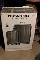 New Ricardo 2 pc luggage