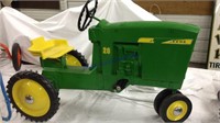 ERTL John Deere pedal tractor Model D-65