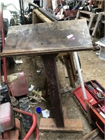 PODIUM AND SET OF TALL SAW HORSES