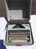 Olympia Deluxe Typewriter w/ Hardcase