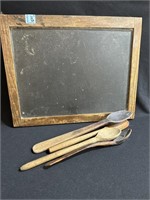 SLATE CHALKBOARD AND 4 WOODEN SPOONS