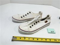 Size 8.5 Blow Fish Chuck Style Shoes