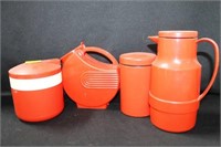 4 VINTAGE RED/WHITE KITCHENWARE ITEMS: PITCHERS,