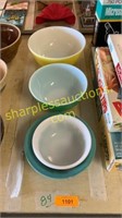 2 Pyrex mixing bowls, glass bowls