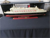 QUEEN MARY 2 MODEL SHIP 13.5"T X 39"W