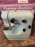Small electric sewing machine