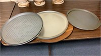 Pizza pans 5 metal and 1 wood serving pan