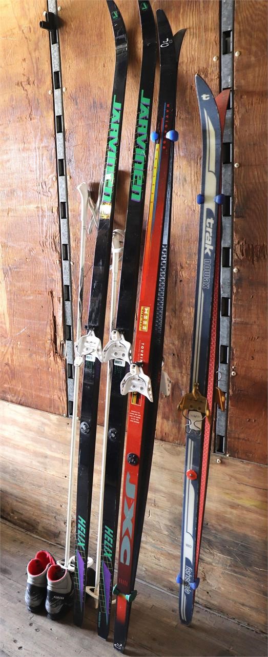 3pr. Cross Country Skiis + Related
