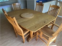 Beautiful Dining room table w/ 6 chairs