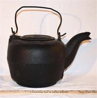 VINTAGE CAST IRON KETTLE No. 7