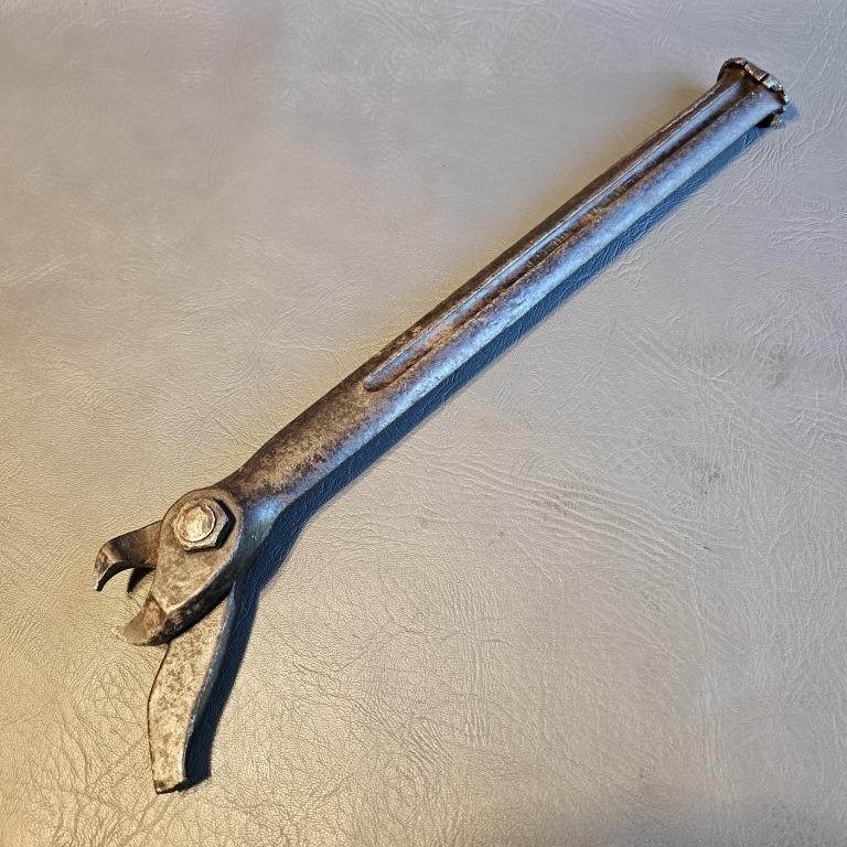 Small Antique Nail Puller -as is -