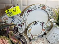 GROUP OF ITEMS INCLUDING STAND, PLATES, PLANT
