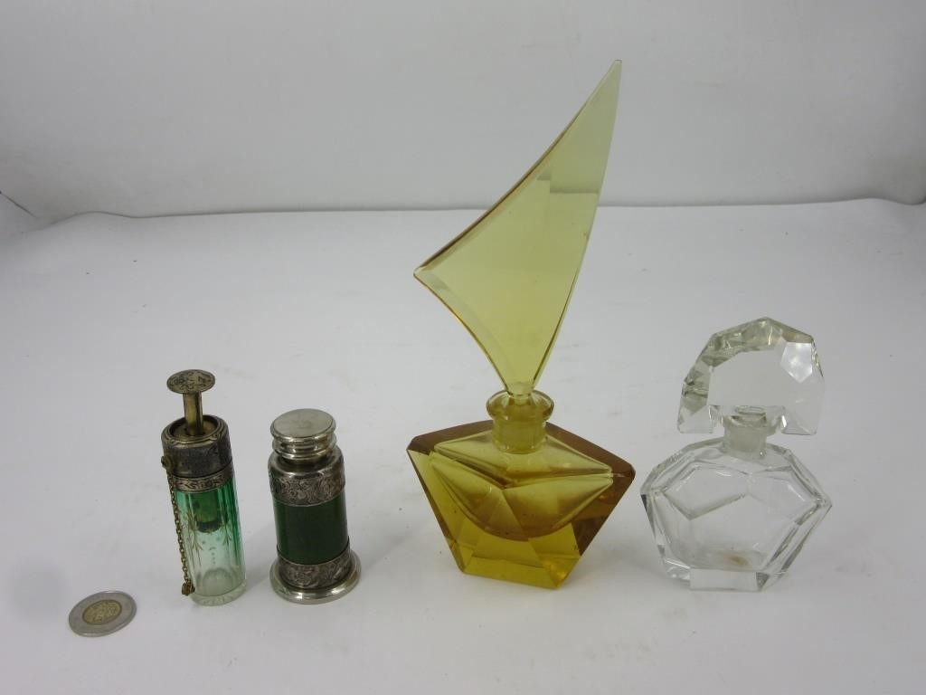 Flacons de parfum vintage . Art Déco