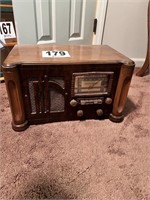 Vintage Silvertone Radio(LR)