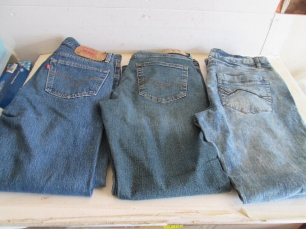 LOT ASSORTED JEANS