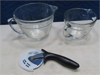 (3) PAMPERED CHEF Glass Mixing Bowls & Pizza Cuttr