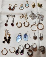 T - LOT OF COSTUME JEWELRY EARRINGS