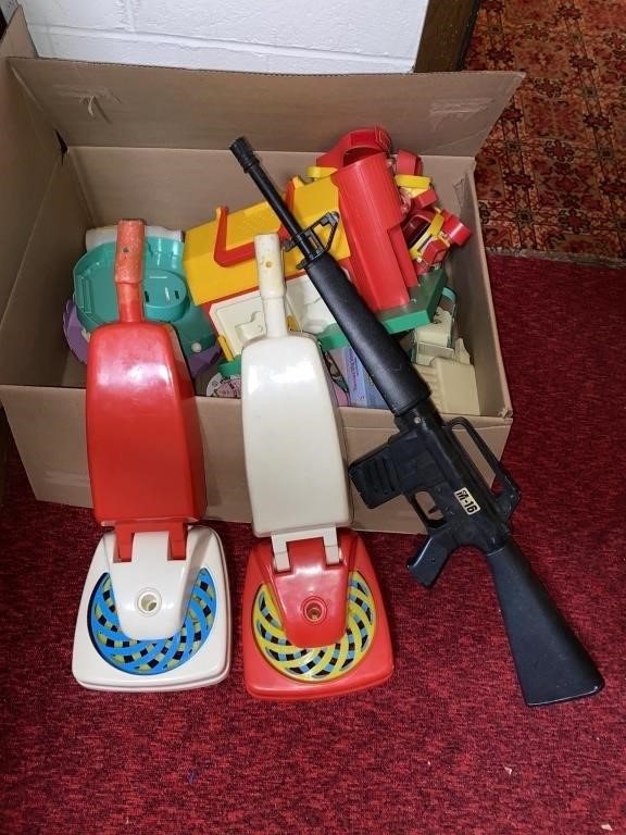 CHILDRENS TOYS INCLUDING SKATES, VACUUM CLEANERS,