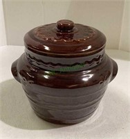 Ceramic pottery cookie jar measuring 7 1/2