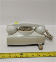 white queen rotary phone