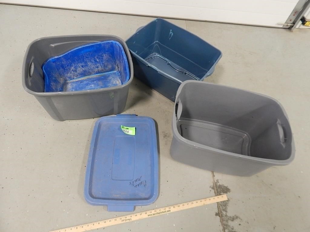 Storage totes; 1 lid and a cat litter box