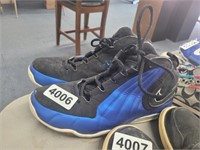 BLUE AND BLACK NIKE SIZE 7.5