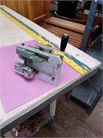 Cloth cutting tool
