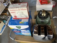 BNIB Vicks Mini Humidifier & Hand Mixer, Toaster