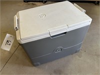 IGLOO ELECTRIC COOLER WITH POWER CONVERTER