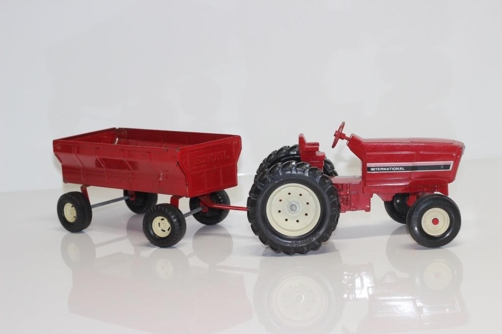 TOY TRACTOR + HAULER WAGON