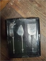Set of cheese knives and hammered gondola trays